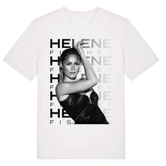 Weißes Helene Fischer T-Shirt mit einem quadratischen Schwarz-Weiß-Aufdruck auf der Vorderseite. Das Motiv zeigt ein Porträt der Sängerin in einem dunklen Oberteil vor einem Hintergrund aus sich wiederholenden „Helene Fischer“-Schriftzügen