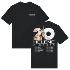 Schwarzes Helene Fischer Merchandise Tour-Shirt in der Vorder- und Rückansicht. Die Vorderseite zeigt einen kleinen weißen Brustprint, während auf der Rückseite eine große Grafik zum 20-jährigen Jubiläum sowie die Konzertdaten der Stadion-Tour 2026 abgebildet sind. 